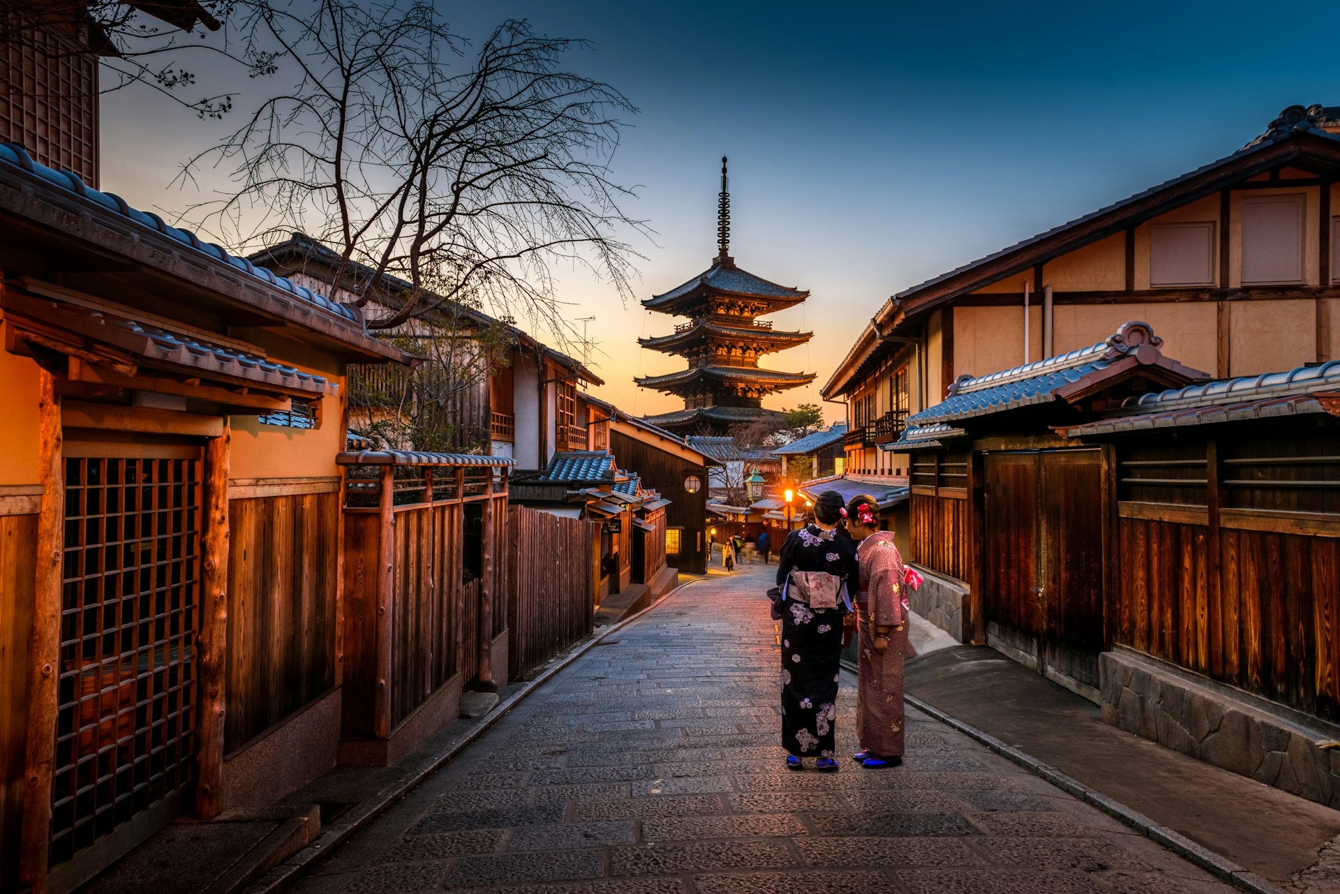 八坂の塔を望む、夕暮れの京都の石畳の道